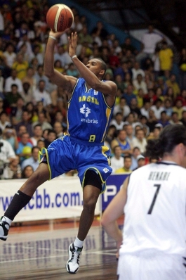 Leandrinho em lance pela Seleção